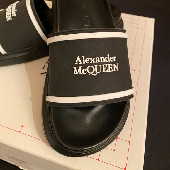 ALEXANDER MCQUEEN
LOGO PRINT SLIDE SANDALS - Picture 5 of 5